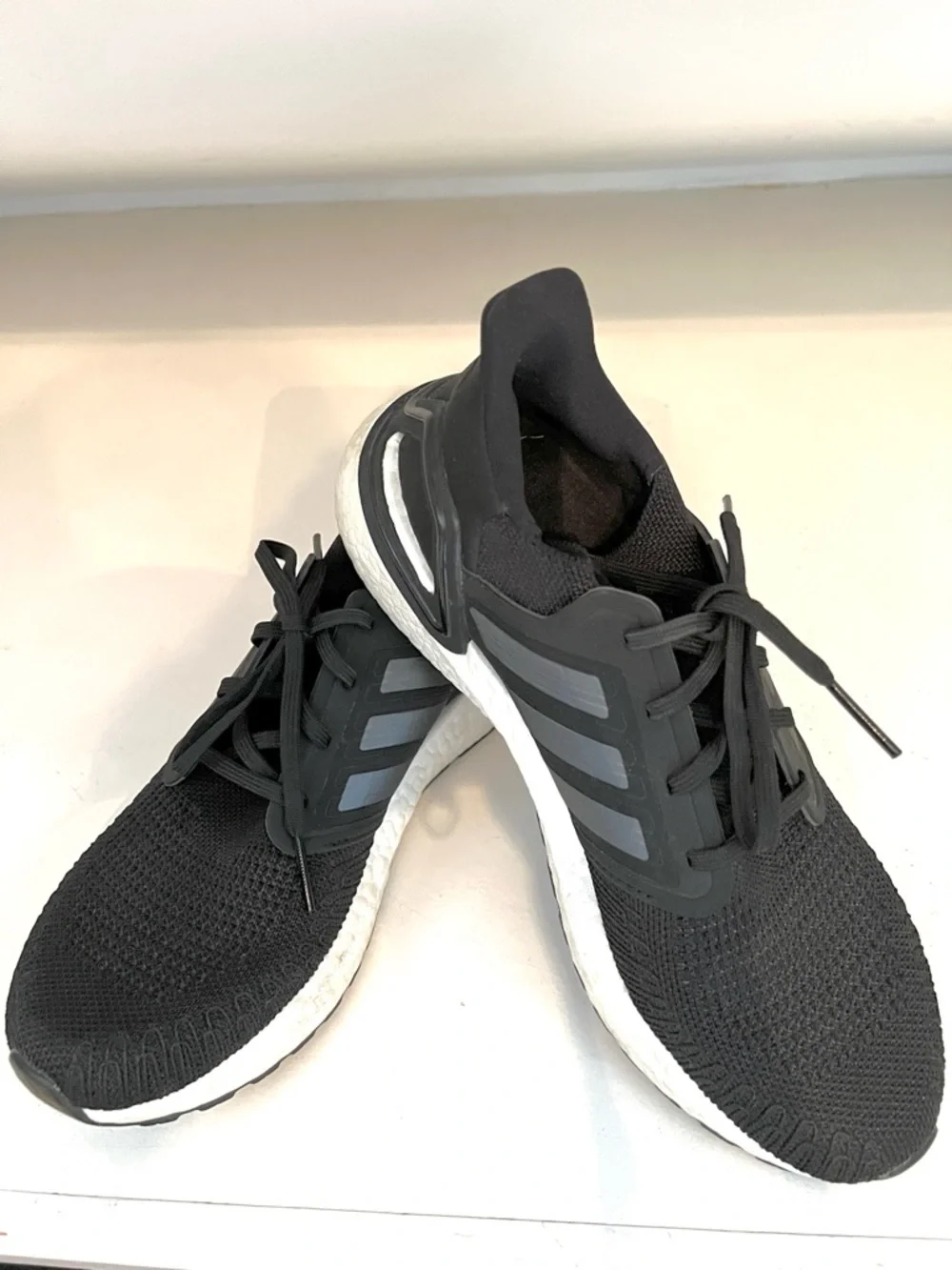 Adidas Men’s Athletic Shoes with Breathable Mesh Beautiful Condition Size 10